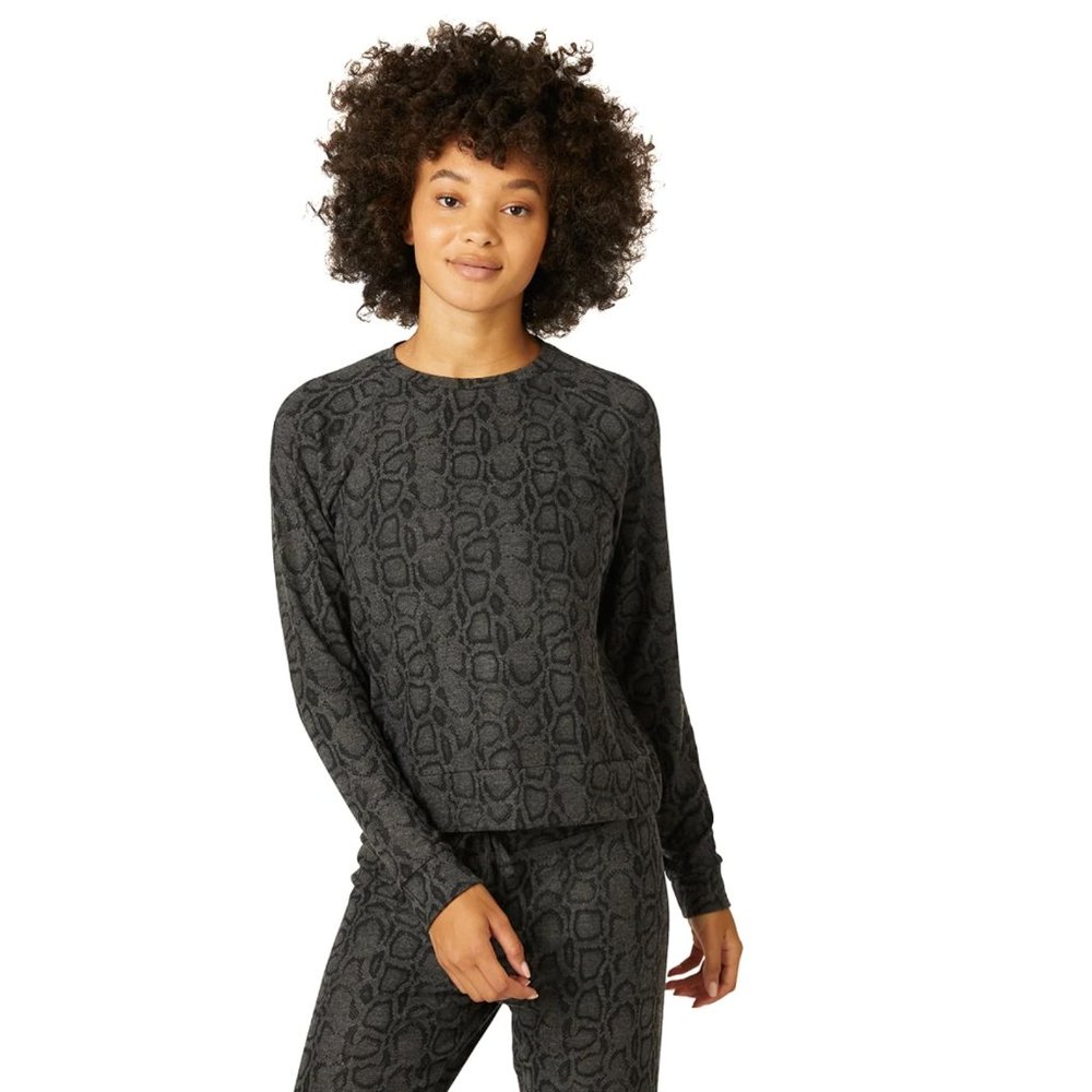 BEYOND YOGA Hacci Favorite Raglan Crew Pullover in Charcoal Cobra